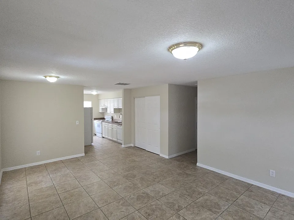 3111 E Cayuga St