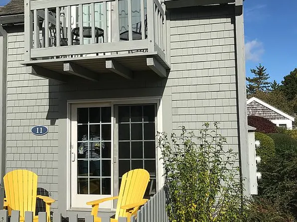11 Hyannis Point Rd, Mashpee, MA 02649