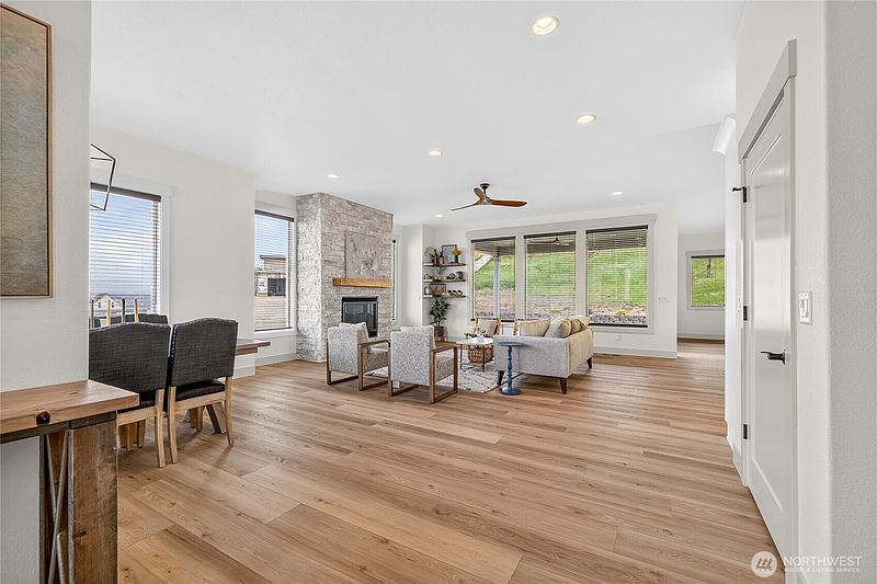 4th image of 2025 Broadhurst Pl