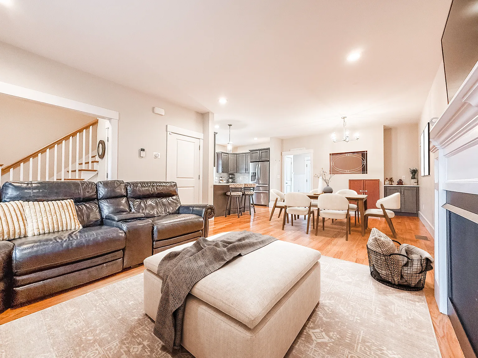 3 bed, 2600 sqft, $4,200 — Photo 4