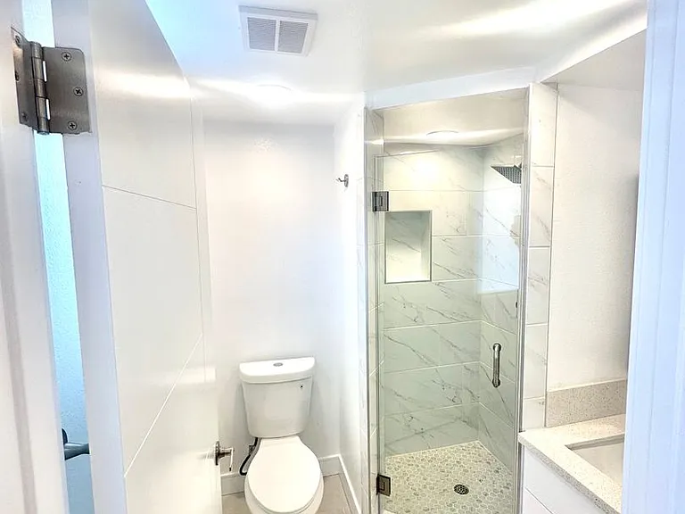 1543 W 37th Pl — Photo 23