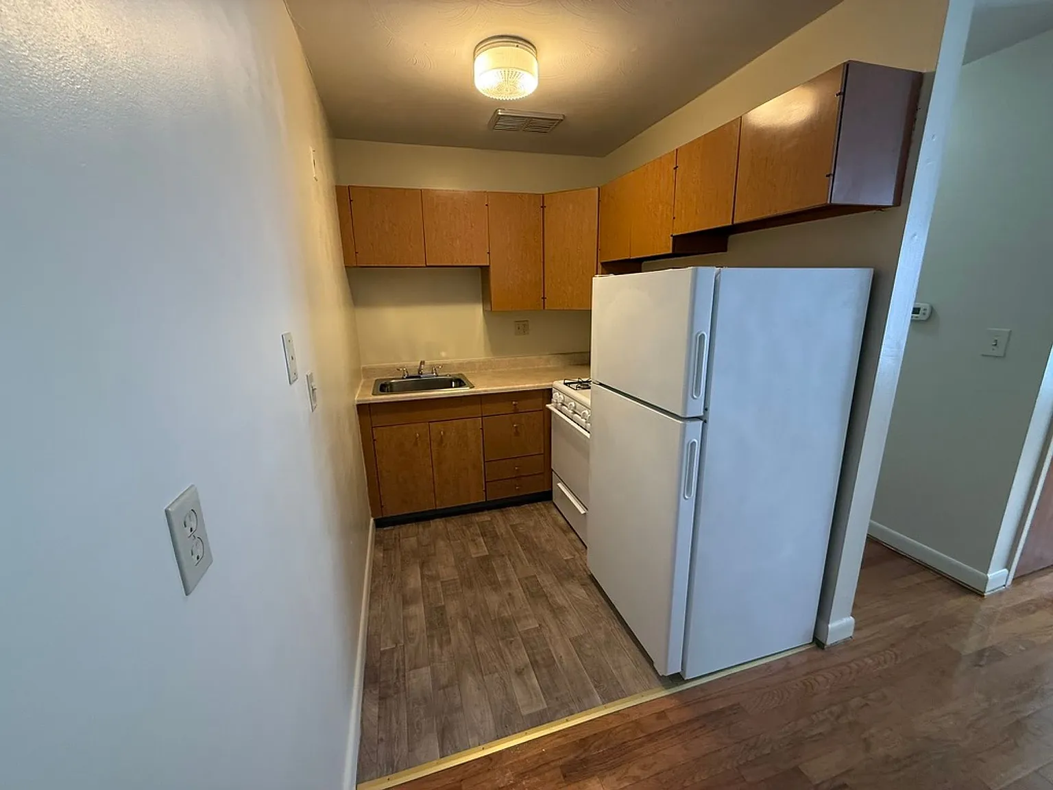 Beautifully-Maintained 1-Bedroom & Centrally Located to Everything You Need! — Photo 4