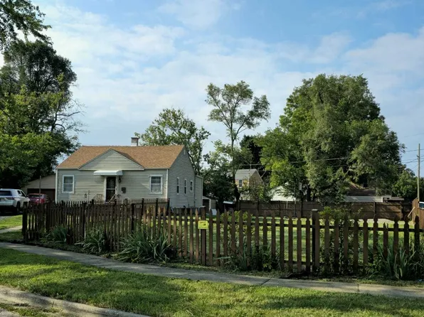 1104 Woodlawn Cir, Waukegan, IL 60085