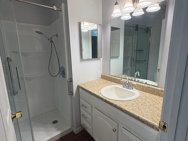 542 Chateau Cir — Photo 7