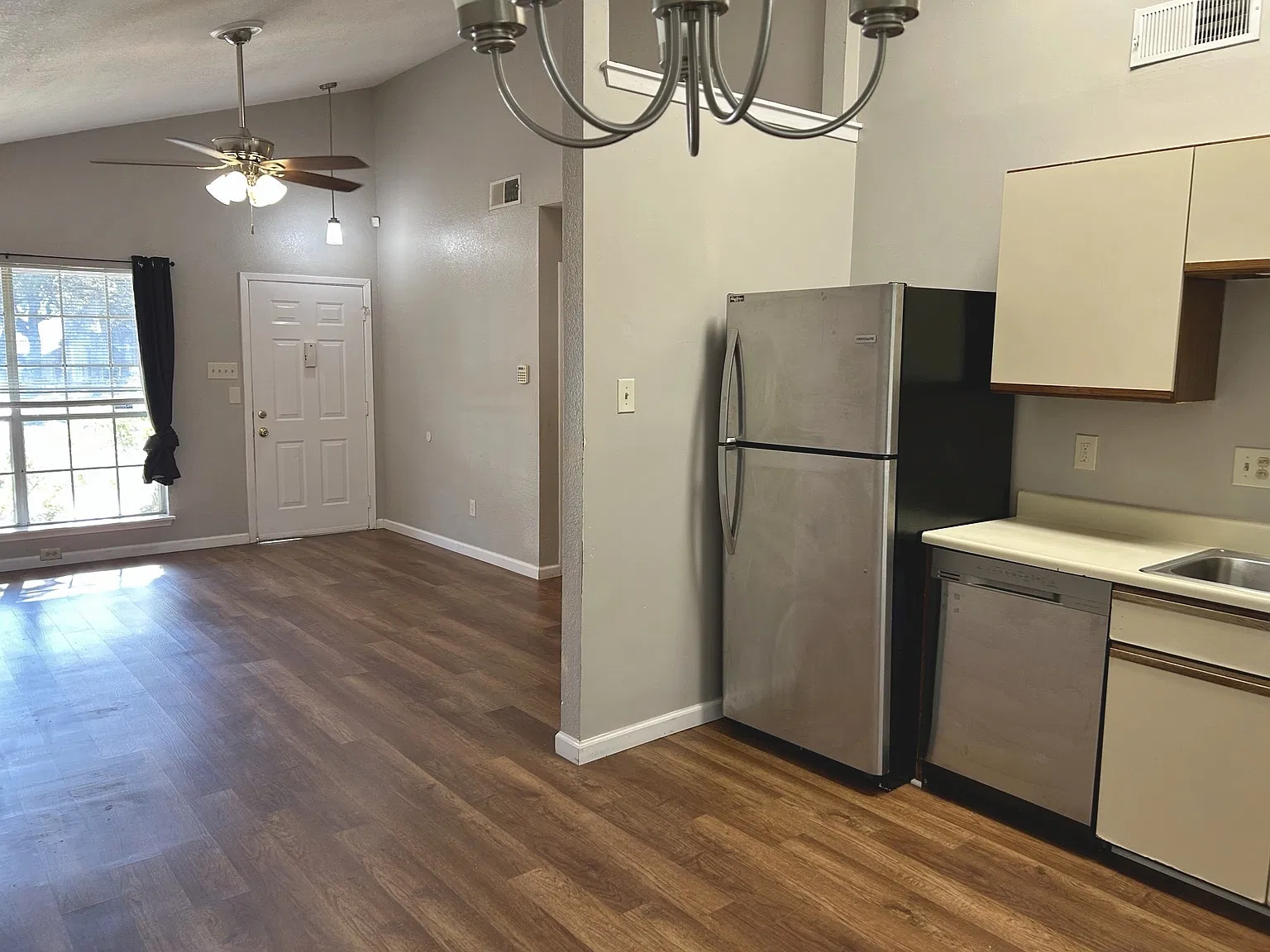 3 bed, 967 sqft, $1,695 — Photo 4