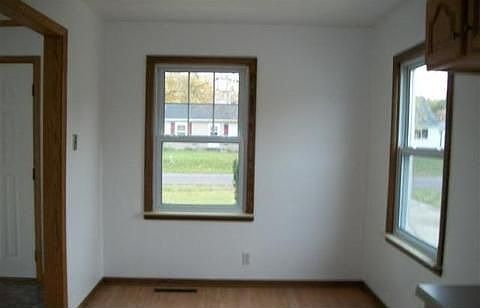 4th image of 833 Tyrone Ave