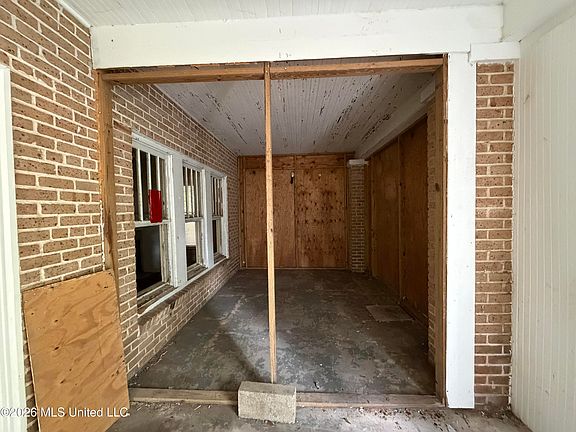 5th image of 102 S Strahan St