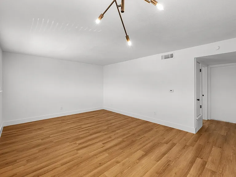 CrestHaus Apartments — Photo 7