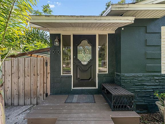 4th image of 1010 W Berry Ave