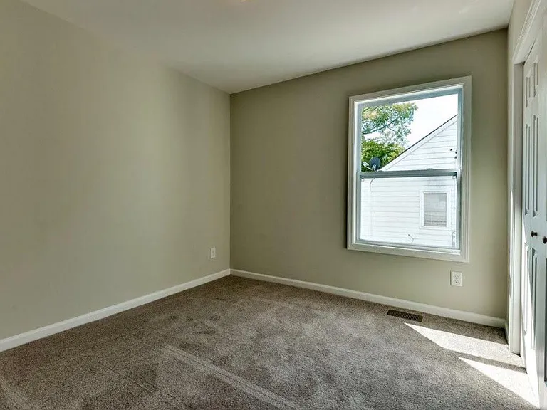 518 E Trinity Ln — Photo 8
