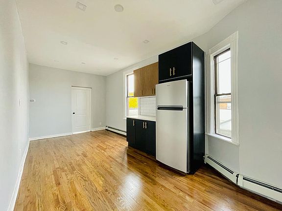 2nd image of 486 Mercer St #3B