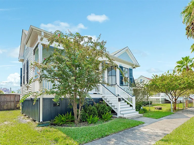 1407 Winnie St — Photo 3