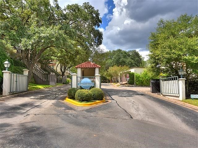 Las Colinas is Central Austin's best kept secret! Small, gated community just minutes from MoPac and downtown.