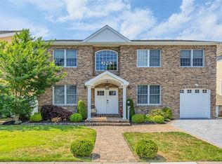 111 Hampton Way, Merrick, NY 11566