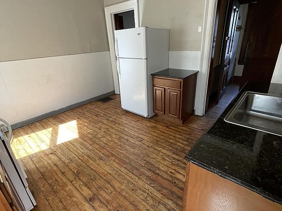 4th image of 404 W Utica St #2