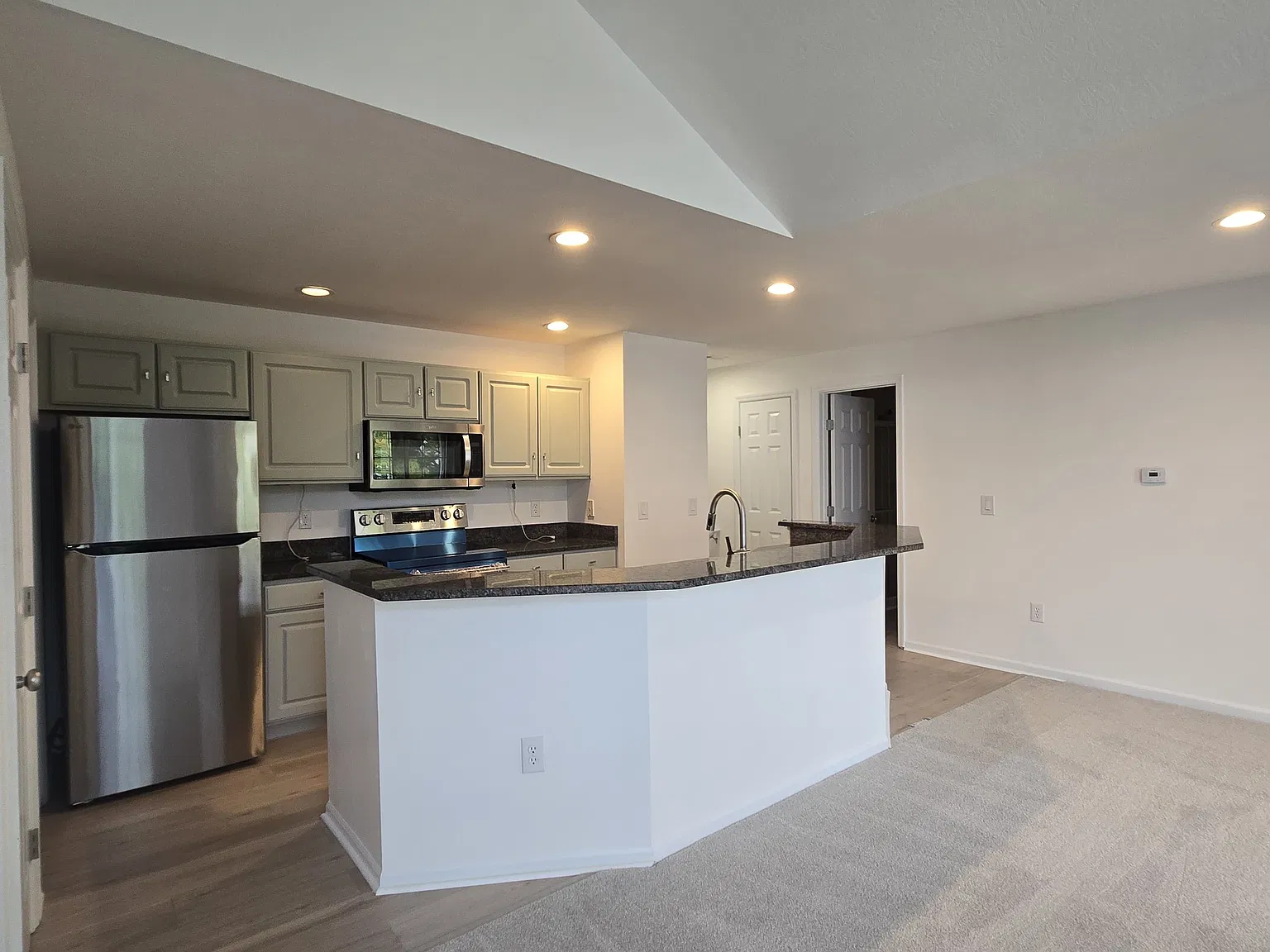 2 bed, 1250 sqft, $1,900 — Photo 3