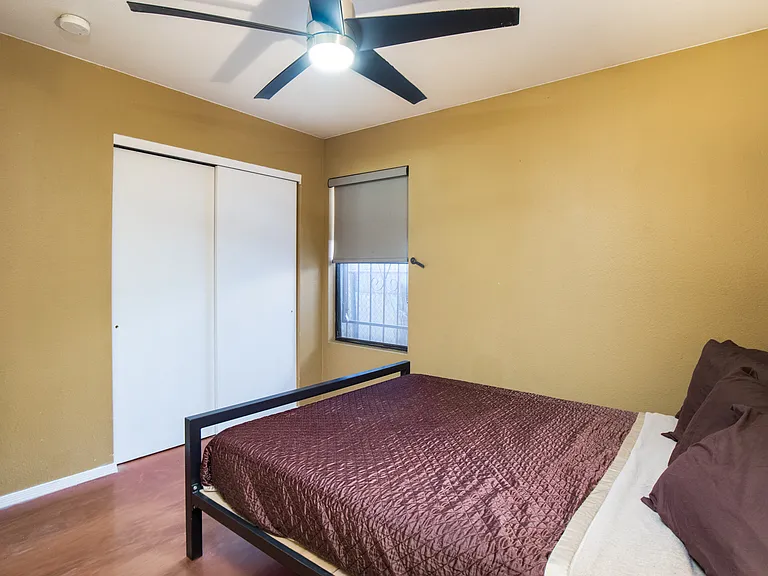 1327 E Pierce St — Photo 14