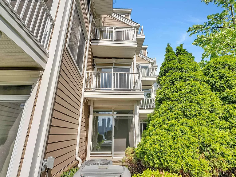 451 Albany Ct — Photo 36