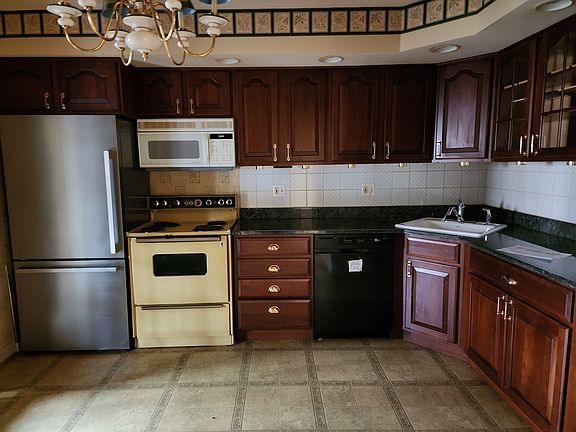 3rd image of 16507 Oxford Dr
