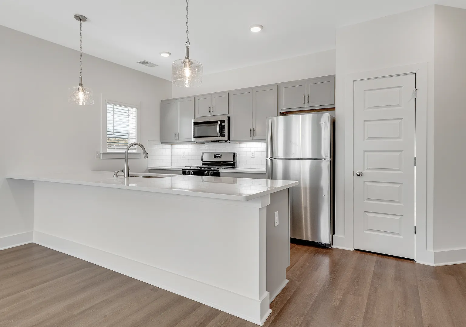 Split plan with bonus office/hobby room! — Photo 4