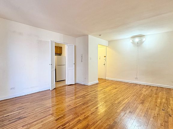 5th image of 142-19 Barclay Ave #6K