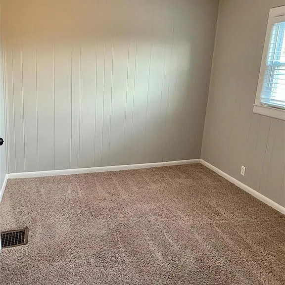 465 E Oakridge St — Photo 7
