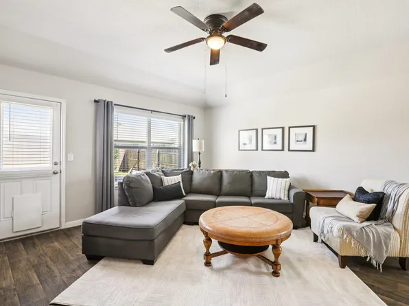 102 Harlan Dr, Hutto, TX 78634
