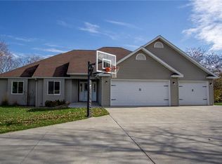 1811 W Ridge Ct, Eau Claire, WI 54703