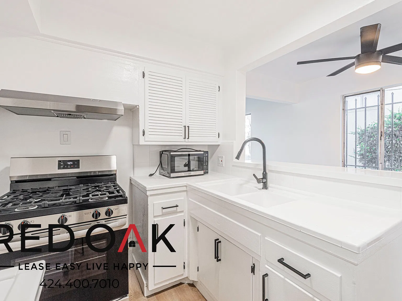 Refined 1-Bed with Open Floor Plan, High Ceilings, Stainless Steel Appliances and Air Conditionin... — Photo 3
