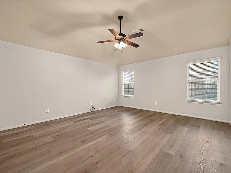 28207 Chalet Park Dr — Photo 17