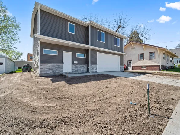 411 N 3rd Ave E, Newton, IA 50208