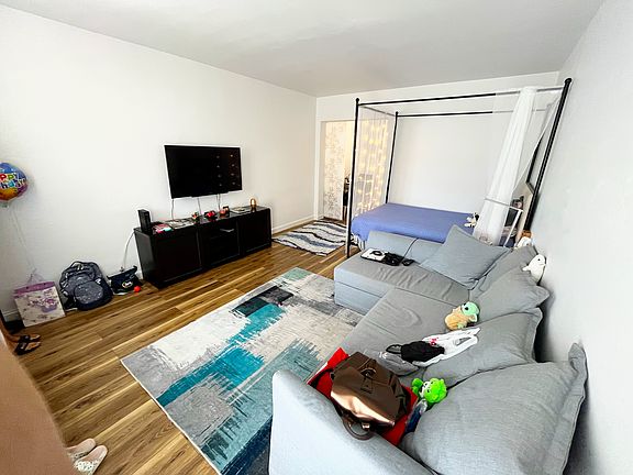 Live / sleep area with furniture (only available unfurnished)