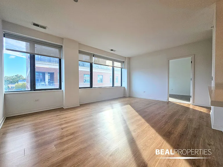 558 W Webster — Photo 33