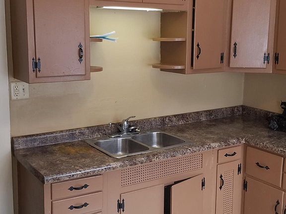 2nd image of 814 Irving Ave