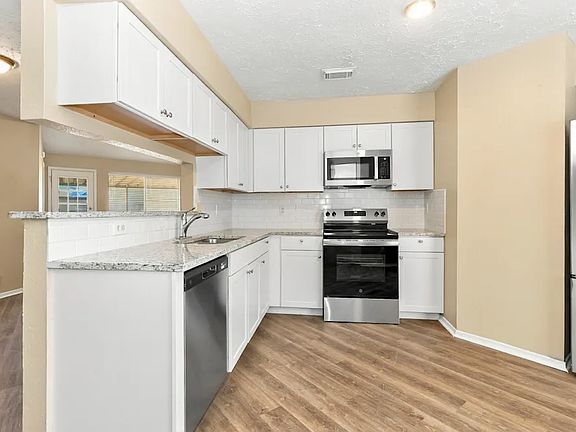 3rd image of 10170 Limewood Ln