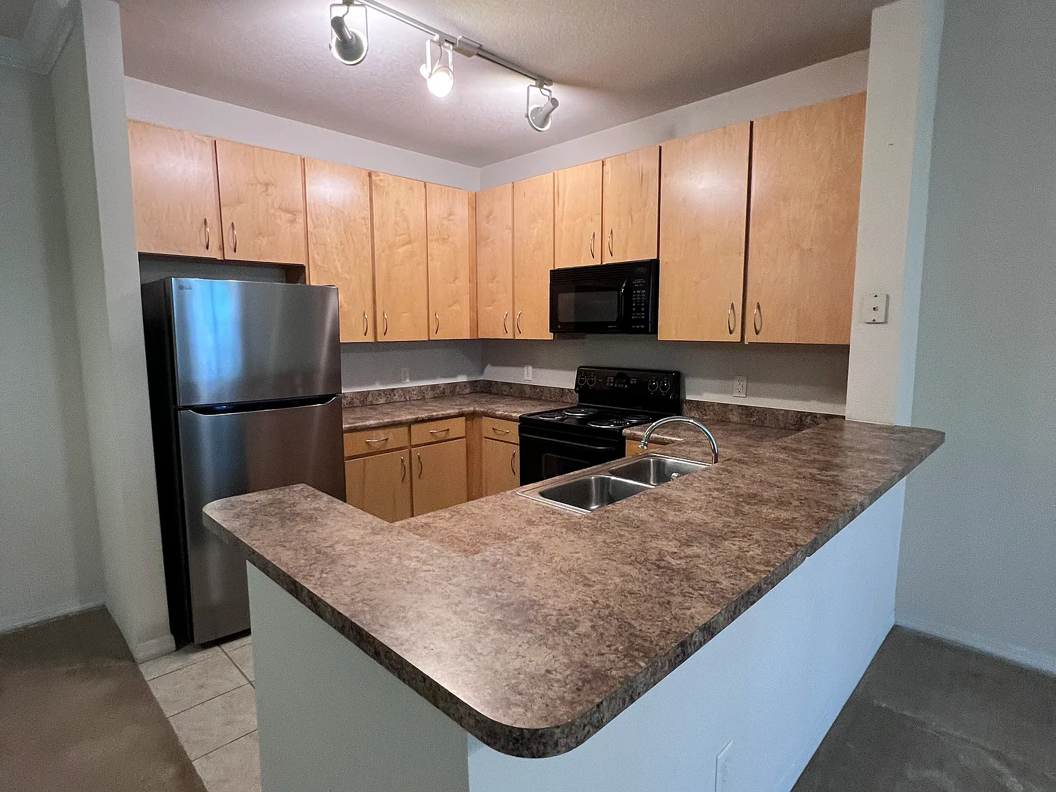 1 bed, 845 sqft, $1,350 — Photo 2