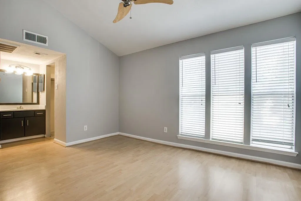 2 bed, 1.5 bath, 1026 sqft, $1,599 — Photo 2