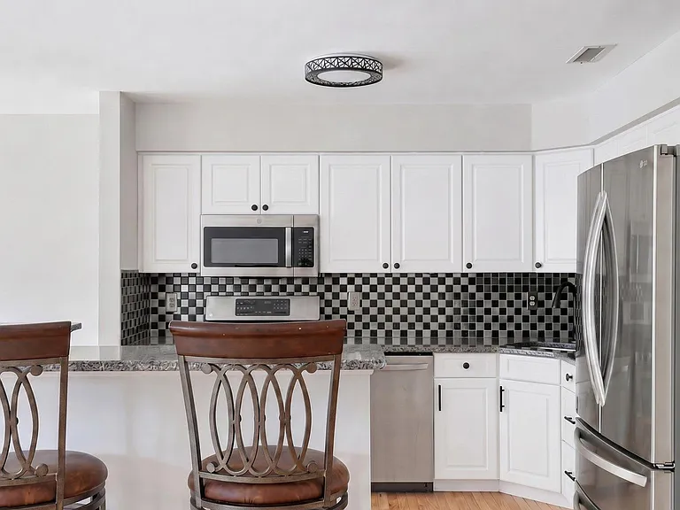 Kitchen w/Breakfast Bar