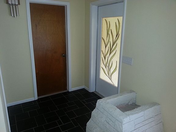 Slate tiled entry w/planter