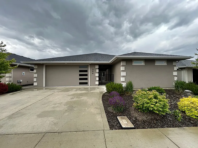 304 E Stanford Ave — Photo 1