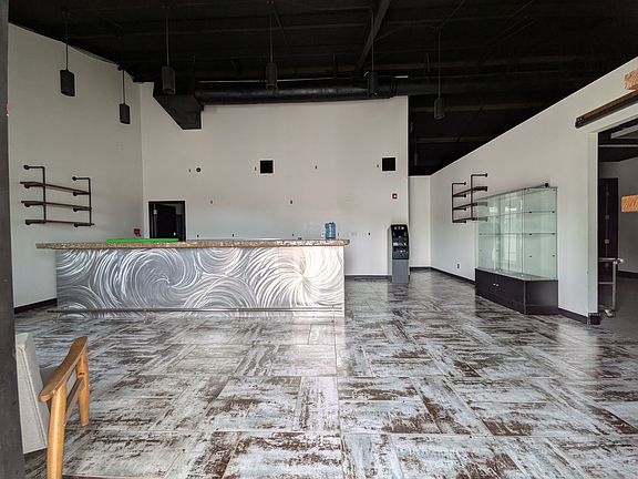 5th image of 1106 S Commerce St
