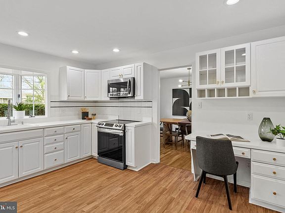 3rd image of 2529 Raven Rd