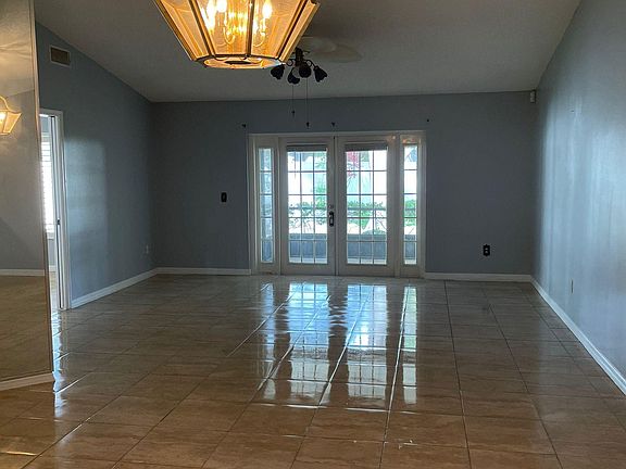 5th image of 18403 Aintree Ct