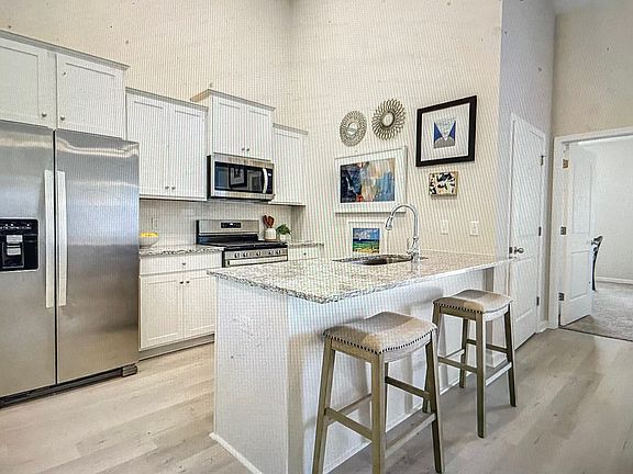 4th image of 990 Manitou Cir