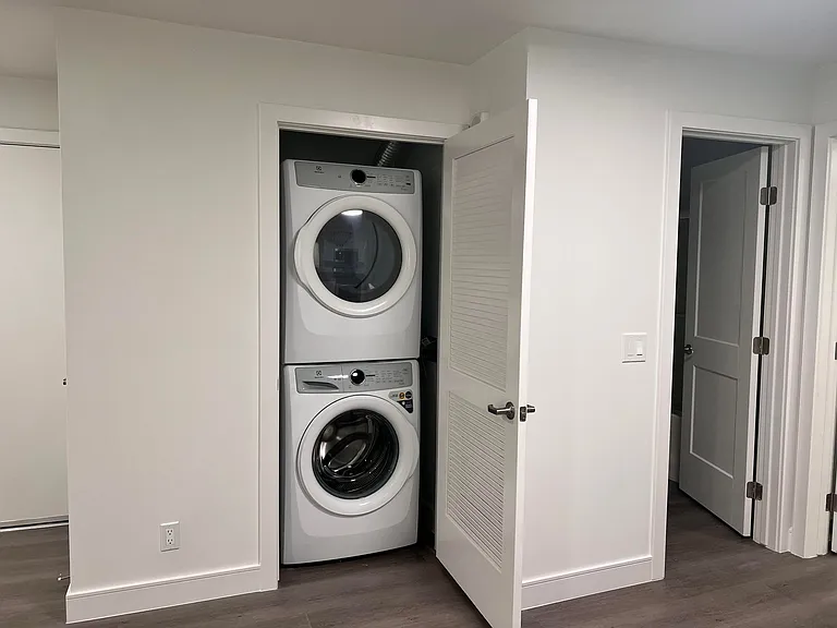 Spacious 2 Bed Townhouses! * Best Koreatown Location * Washer & Dryer * Bidet — Photo 15