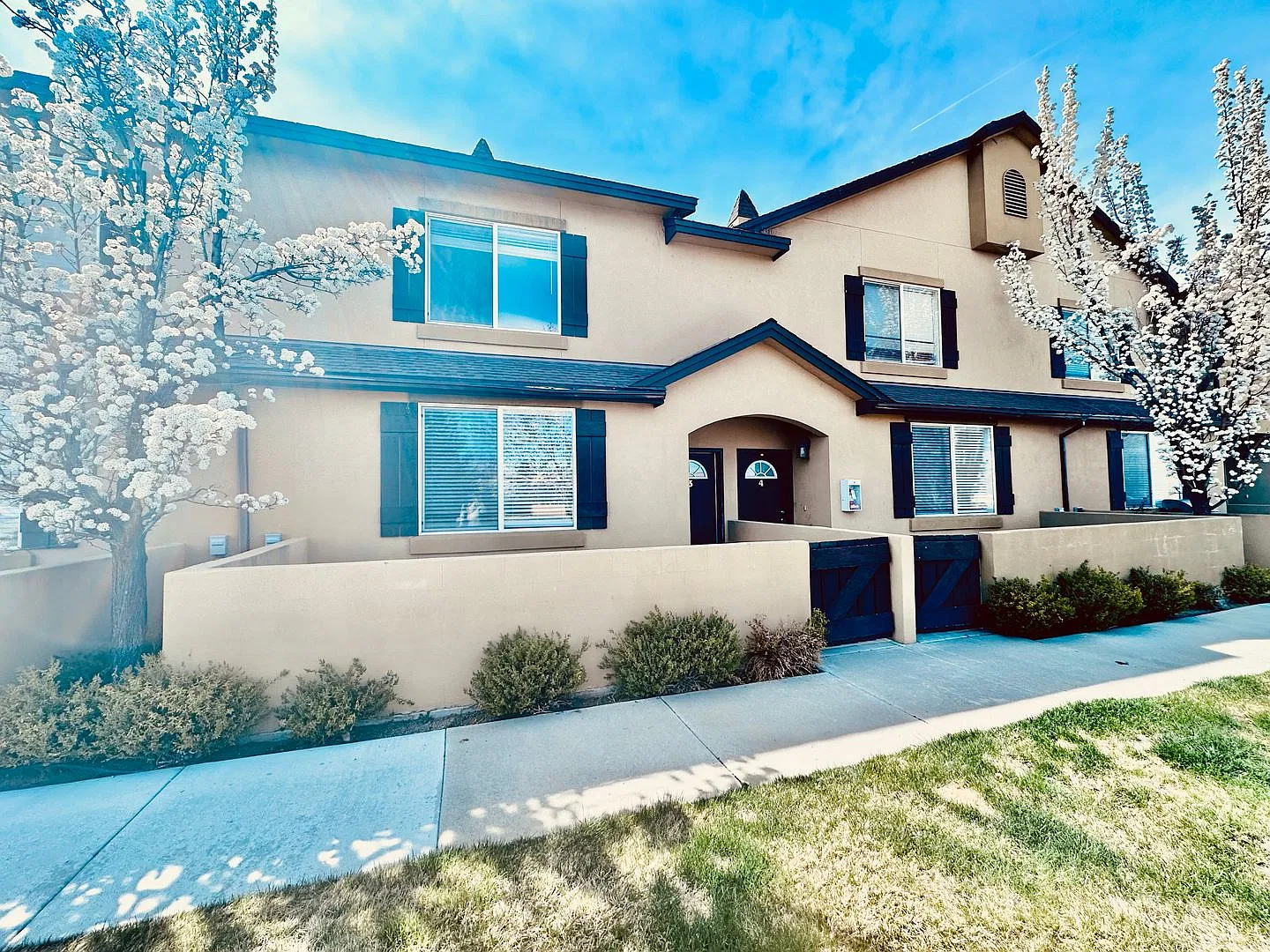 2 bed, 2.0 bath, 1100 sqft, $2,095 — Photo 2