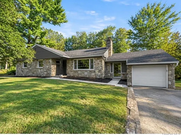 1 Norah Lane, Hyde Park, NY 12538