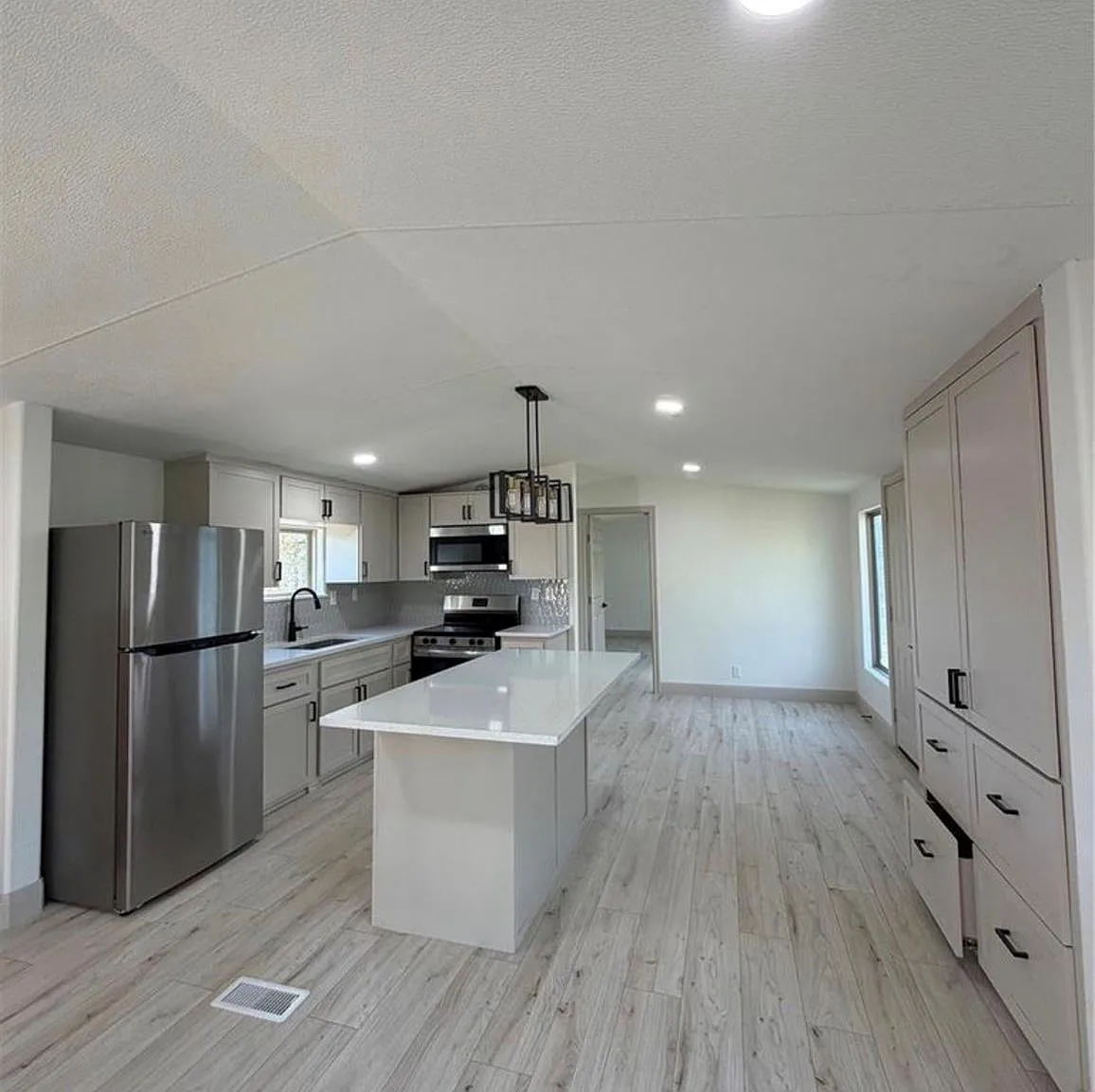 3 bed, 2.0 bath, 1216 sqft, $1,725 — Photo 2