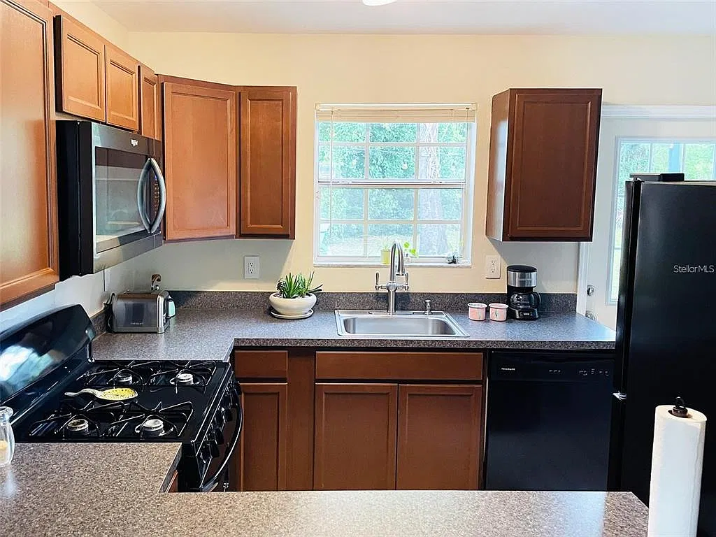 3 bed, 2.5 bath, 1296 sqft, $2,500 — Photo 3