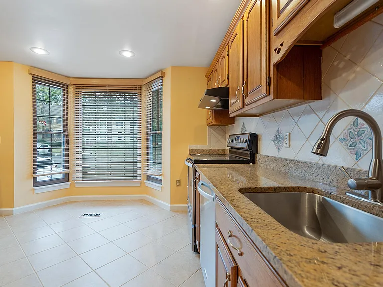 6031 Clerkenwell Ct — Photo 10